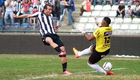 Guevgeozián toma el rebote y anota su primer gol con Alianza Lima. (Foto: Peru.com)
