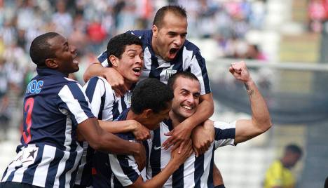 Guevgeozián celebrando su primer gol con Villamarín, Aparicio, Andersen y Vidales. (Foto: Peru.com)