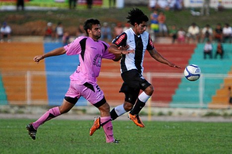 Alloco y Castro disputando un balón