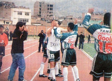 Marcio Dos Santos celebrando el último gol de su carrera.
