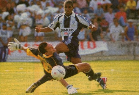 Farfán anotando el único gol del partido.