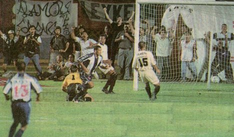 Holsen celebrando el gol de la víctoria.