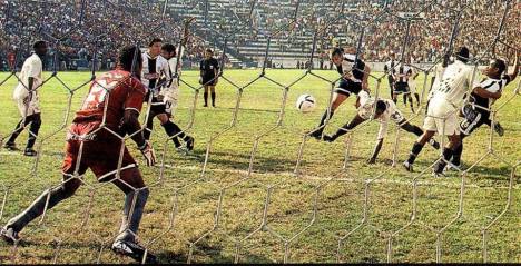 Roberto Silva anota el único gol del partido.