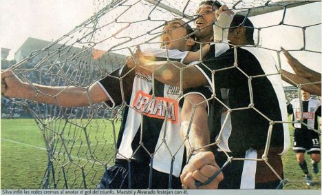 Silva, Maestri y Alvarado celebrando el gol.