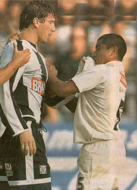 Maestri vacunando a Toñito Gonzáles en su primer clásico.