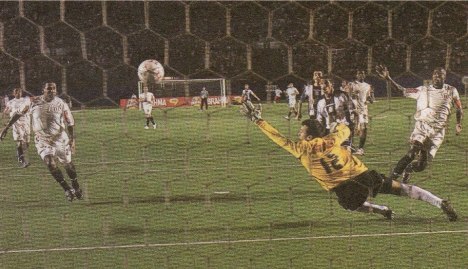 Wally Sánchez anota el empate.