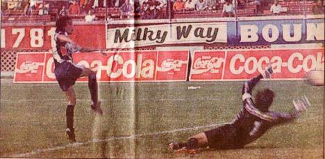 Alejandro Glaria marcando el segundo gol.