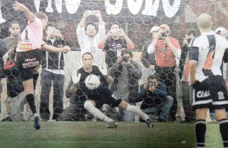 Joel Pinto le ataja el penal a Herrera y evita que los rosados se pongan adelante.