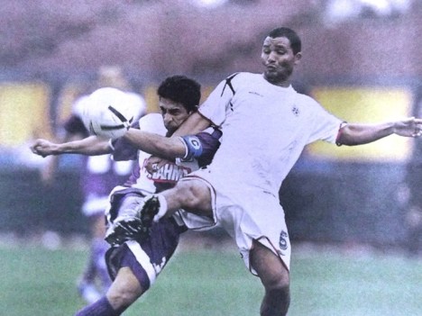 José Soto disputando un balón con John Hinostroza.