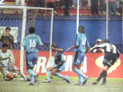 Maestri anotando el único gol del partido.