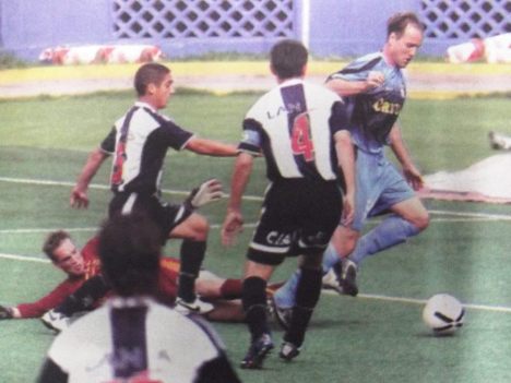 Bonnett queda frente al arco pero Salas intercepta el balón.