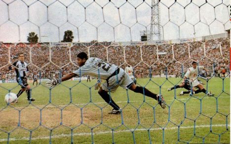 Waldir Sáenz anotando el único gol del partido.