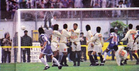 Marquinho anota el único tanto de tiro libre.