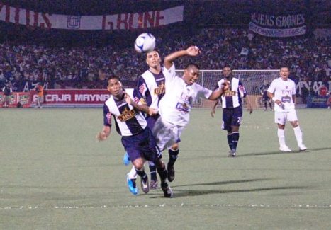 Jayo frenando a Soto (Foto: cnideiquitos.com)