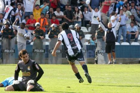 Claudio Velásquez anotando el único gol del partido.
