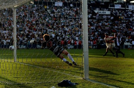 Libman no pudo contener el disparo de Alva.