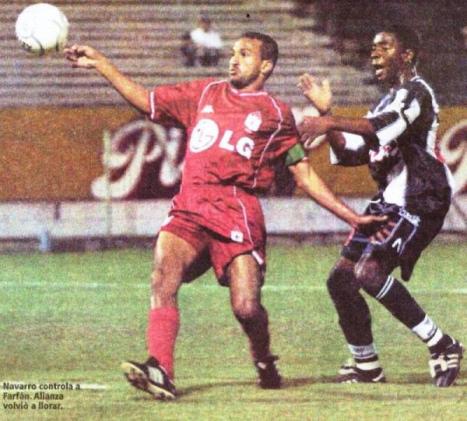 Navarro y Farfán disputando el balón.