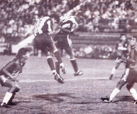 Soto y Kanko intentando anotar de cabeza.