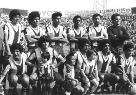 Arriba: Duarte, Salguero, Vargas, Rojas, Gonzáles, Cáceres. Abajo: Quiróz, Palacios, Huapaya, Olaechea y Ravello.