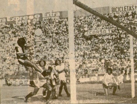 Gol anulado a William Huapaya por indicación del juez de línea, señaló que el balón ya había salido cuando Roberto Rojas envió el servicio.