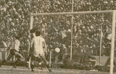 Freddy Ravello anticipandose a Fernando Cuellar con golpe de cabeza vence a Acazuzo, luego de un centro de Roberto Rojas, en la baranda detras del arco como siempre en sur, este servidor.