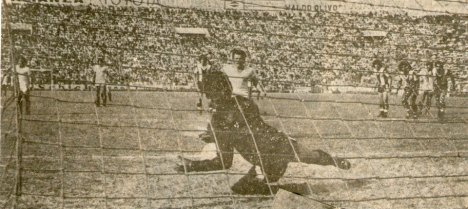 Juan Caceres adivina la intención de el "El Chivo" Neyra y evita el primer gol del partido,aquella tarde "Papelito" fue una de las figuras del clásico.