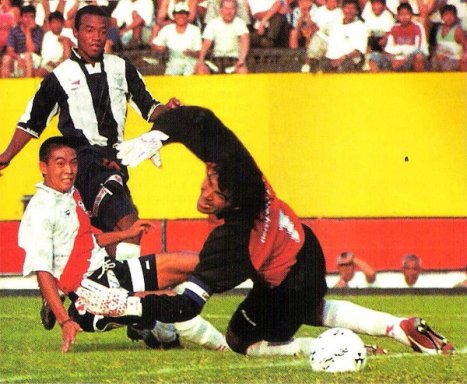 Waldir venciendo a Arakaki y Miranda.