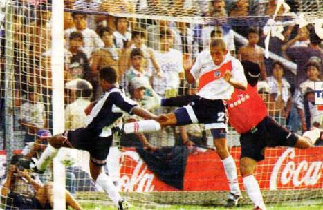 Chévez anotó cuatro goles en el partido.