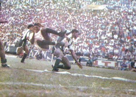 Balán y Earl se irián expulsados sobre el final del partido.