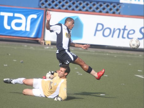 Wilmer Aguirre anotando el segundo gol aliancista. (Foto: RPP)