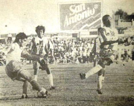 Valencia y Sáenz en el ataque blanquiazul.