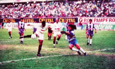 Pizarro impidiendo un gol crema.