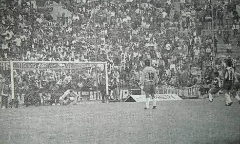 Valencia anota de penal el gol de la victoria.