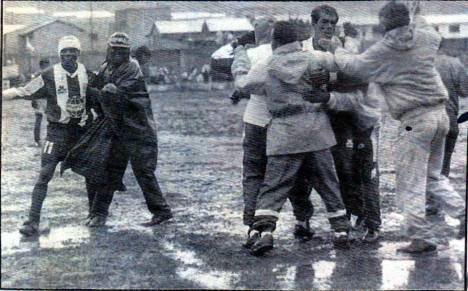 Celebración blanquiazul tras ganar en el lodazal.