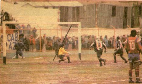 Waldir Anota sobre el final el gol de la victoria.