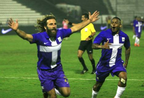 El Lobo Gonzáles Vigil celebrando su primer gol (Foto: Dechalaca.com).