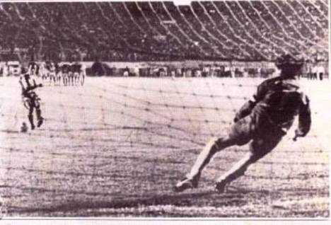 Waldir Sáenz anota el último penal y le da la clasificación a los blanquiazules. (Foto: Todo Sport)