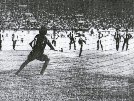 Leguía hizo tres paradas antes de patear el penal y se generó una polémica.