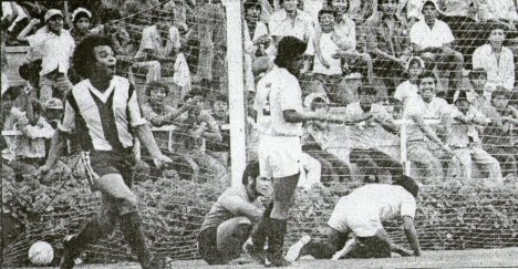 Vicente Sánchez celebra el primer gol del clásico.