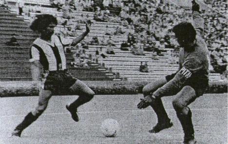 J. J. Ávalos enfrentando al arquero Ricardo Valderrama, finalmente "El Panadero" Diaz salvaría la jugada.