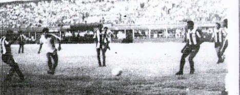 Fidel Suárez cachetea la pelota y deja sin opción a Mendoza.