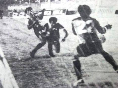 Oswaldo Flores anota de caebza.