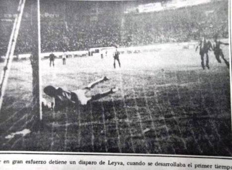 Lettelier atajando un cabezazo de Leyva.