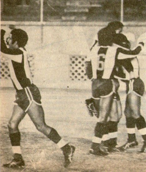 Celebración de Huapaya, Vargas, Balarezo e Illescas sobre Carranza, después de anotar su segundo gol.