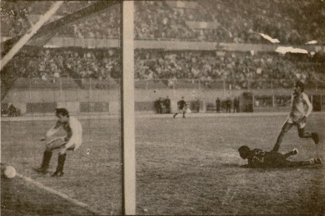Golazo de Leguía, un zapatazo desde fuera del área que no pudo sacar Saavedra, el descuento llegaba a falta de diez minutos del final y todo se hacia dramático en el nacional.