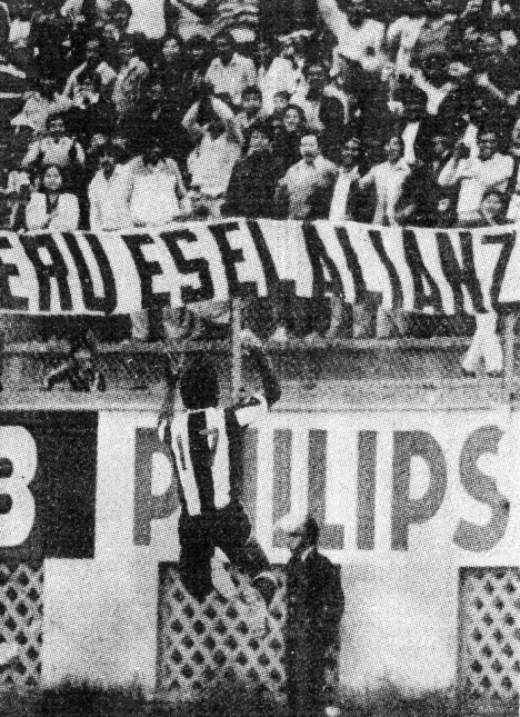 Raul Mejia festeja el gol dedicándoselo a la tribuna popular sur.