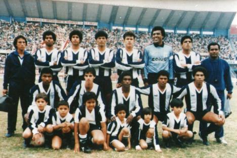 Arriba: Espino, Peña, León, Reynoso, Gonzáles Ganoza y Farfán. Abajo: Escobar, Tomassini, Casanova, Cavero e Illescas.