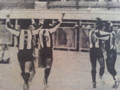 Celebración blanquiazul tras el gol de Escobar.