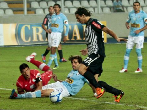 Fernández anotando el primer gol del partido. (Foto: RPP)