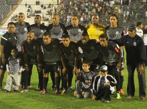 Arriba: Carmona, Ascues, Rabanal, Ibáñez, Rivera y Fernández. Abajo: González, Meneses, Albarracín, Reyna y Arroé. (Foto: Terra)